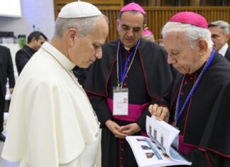 La Iglesia debe recuperar autoridad moral antes de reclamar El Papa León XIV observa un libro con fotografías de personas desaparecidas que le muestra monseñor Ramón Castro Castro, acompañado de otro obispo.