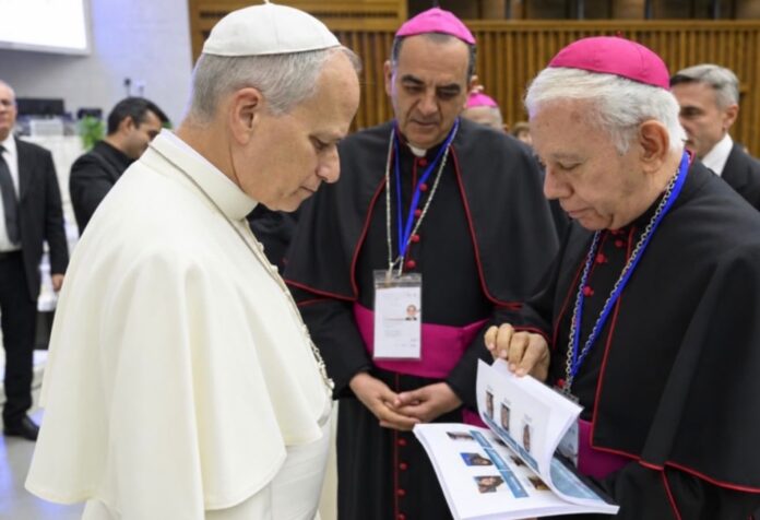 El Papa León XIV observa un libro con fotografías de personas desaparecidas que le muestra monseñor Ramón Castro Castro, acompañado de otro obispo.