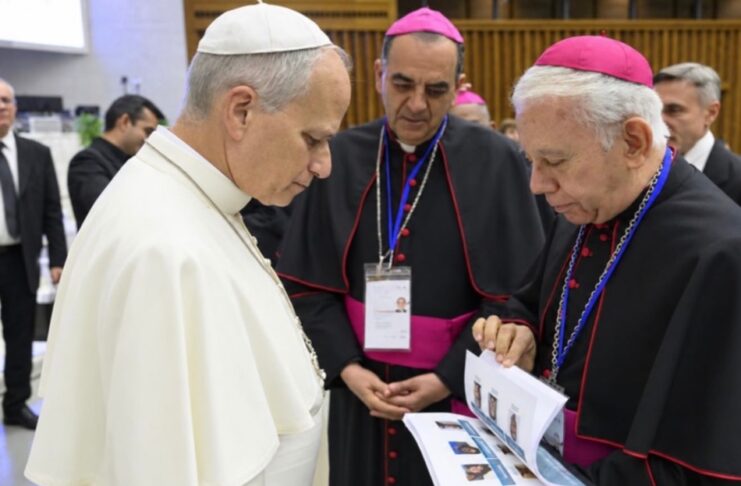 La Iglesia debe recuperar autoridad moral antes de reclamar El Papa León XIV observa un libro con fotografías de personas desaparecidas que le muestra monseñor Ramón Castro Castro, acompañado de otro obispo.