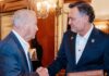 Los elogios de Ronald Johnson a Kuri que benefician políticamente al PAN queretano Ronald Johnson y Mauricio Kuri se estrechan la mano durante un encuentro en un salón.