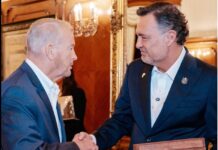 Los elogios de Ronald Johnson a Kuri que benefician políticamente al PAN queretano Ronald Johnson y Mauricio Kuri se estrechan la mano durante un encuentro en un salón.