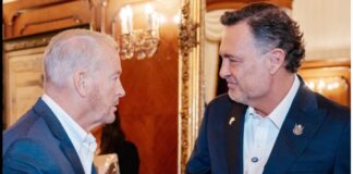Los elogios de Ronald Johnson a Kuri que benefician políticamente al PAN queretano Ronald Johnson y Mauricio Kuri se estrechan la mano durante un encuentro en un salón.