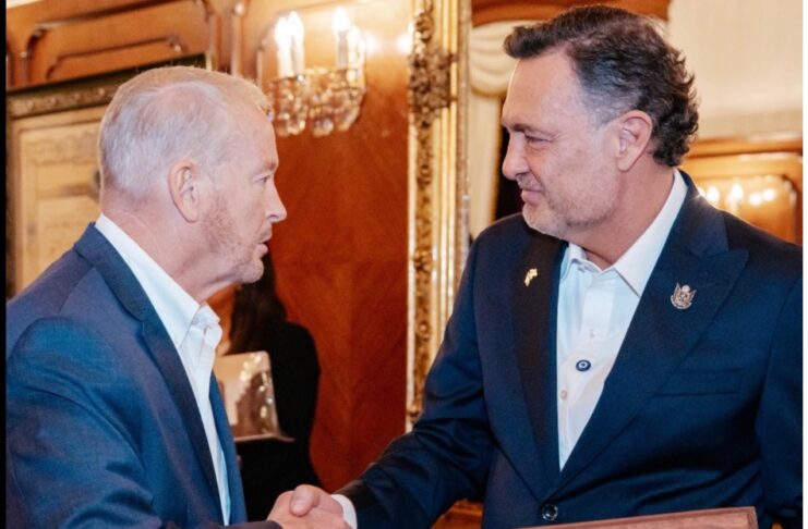 Los elogios de Ronald Johnson a Kuri que benefician políticamente al PAN queretano Ronald Johnson y Mauricio Kuri se estrechan la mano durante un encuentro en un salón.