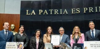 Casas y terrenos tendrán una clave única: descubre qué cambia para los propietarios Grupo de legisladores posa en la Mesa Directiva del Senado mientras dos de sus integrantes sostienen un documento.