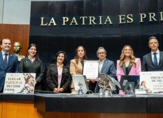 Casas y terrenos tendrán una clave única: descubre qué cambia para los propietarios Grupo de legisladores posa en la Mesa Directiva del Senado mientras dos de sus integrantes sostienen un documento.