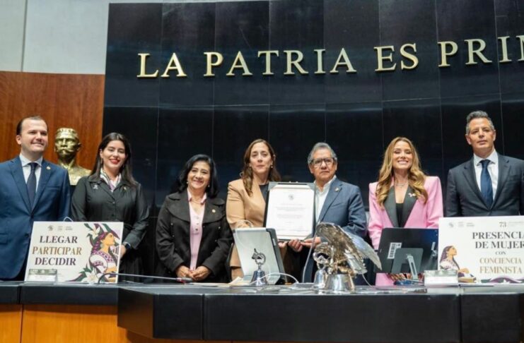 Casas y terrenos tendrán una clave única: descubre qué cambia para los propietarios Grupo de legisladores posa en la Mesa Directiva del Senado mientras dos de sus integrantes sostienen un documento.