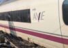 Siete mexicanos resultaron heridos en el accidente ferroviario de Toledo; buscan a otro connacional Vista lateral de un tren blanco de Renfe, con el logotipo AVE, ventanas oscuras y una franja color magenta sobre las vías.