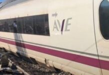 Siete mexicanos resultaron heridos en el accidente ferroviario de Toledo; buscan a otro connacional Vista lateral de un tren blanco de Renfe, con el logotipo AVE, ventanas oscuras y una franja color magenta sobre las vías.