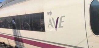 Siete mexicanos resultaron heridos en el accidente ferroviario de Toledo; buscan a otro connacional Vista lateral de un tren blanco de Renfe, con el logotipo AVE, ventanas oscuras y una franja color magenta sobre las vías.