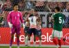 México necesita ajustes de fondo para recuperar jerarquía futbolística Jugadores de Estados Unidos celebran junto a la portería mientras el guardameta y un defensor de México permanecen frente a la red.