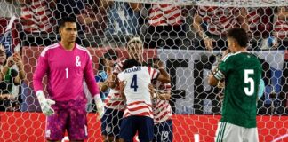 México necesita ajustes de fondo para recuperar jerarquía futbolística Jugadores de Estados Unidos celebran junto a la portería mientras el guardameta y un defensor de México permanecen frente a la red.