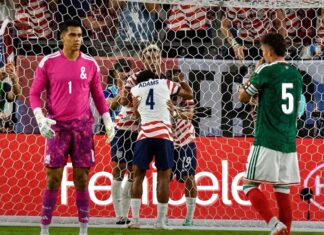 México necesita ajustes de fondo para recuperar jerarquía futbolística Jugadores de Estados Unidos celebran junto a la portería mientras el guardameta y un defensor de México permanecen frente a la red.