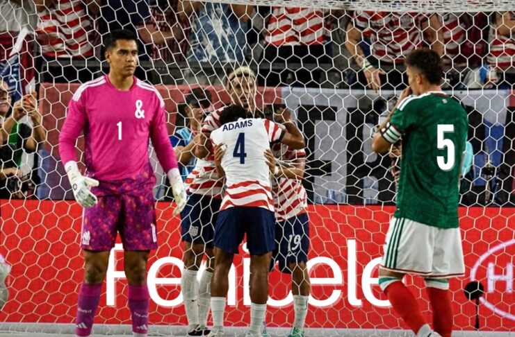 México necesita ajustes de fondo para recuperar jerarquía futbolística Jugadores de Estados Unidos celebran junto a la portería mientras el guardameta y un defensor de México permanecen frente a la red.