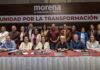 Morena define su ruta hacia 2027 entre diferencias y acuerdos Ariadna Montiel y coordinadores estatales de Morena posan frente a una manta con el lema “Unidad por la transformación”.
