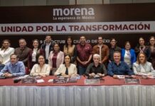 Morena define su ruta hacia 2027 entre diferencias y acuerdos Ariadna Montiel y coordinadores estatales de Morena posan frente a una manta con el lema “Unidad por la transformación”.
