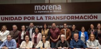 Morena define su ruta hacia 2027 entre diferencias y acuerdos Ariadna Montiel y coordinadores estatales de Morena posan frente a una manta con el lema “Unidad por la transformación”.