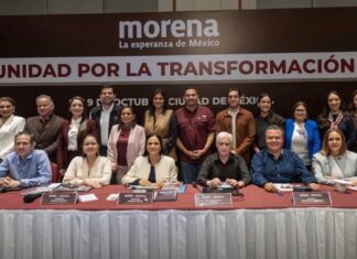 Morena define su ruta hacia 2027 entre diferencias y acuerdos Ariadna Montiel y coordinadores estatales de Morena posan frente a una manta con el lema “Unidad por la transformación”.