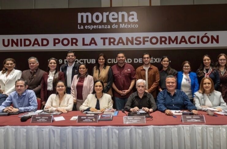 Morena define su ruta hacia 2027 entre diferencias y acuerdos Ariadna Montiel y coordinadores estatales de Morena posan frente a una manta con el lema “Unidad por la transformación”.