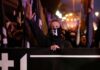 Núcleo Nacional: la extrema derecha que busca abrirse espacio en una España inconforme Integrantes de Núcleo Nacional realizan el saludo nazi durante una concentración de extrema derecha en Madrid.