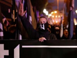 Núcleo Nacional: la extrema derecha que busca abrirse espacio en una España inconforme Integrantes de Núcleo Nacional realizan el saludo nazi durante una concentración de extrema derecha en Madrid.