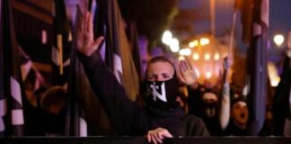 Núcleo Nacional: la extrema derecha que busca abrirse espacio en una España inconforme Integrantes de Núcleo Nacional realizan el saludo nazi durante una concentración de extrema derecha en Madrid.