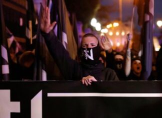 Núcleo Nacional: la extrema derecha que busca abrirse espacio en una España inconforme Integrantes de Núcleo Nacional realizan el saludo nazi durante una concentración de extrema derecha en Madrid.