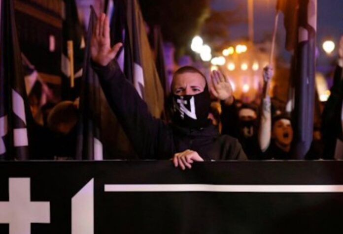 Núcleo Nacional Integrantes de Núcleo Nacional realizan el saludo nazi durante una concentración de extrema derecha en Madrid.