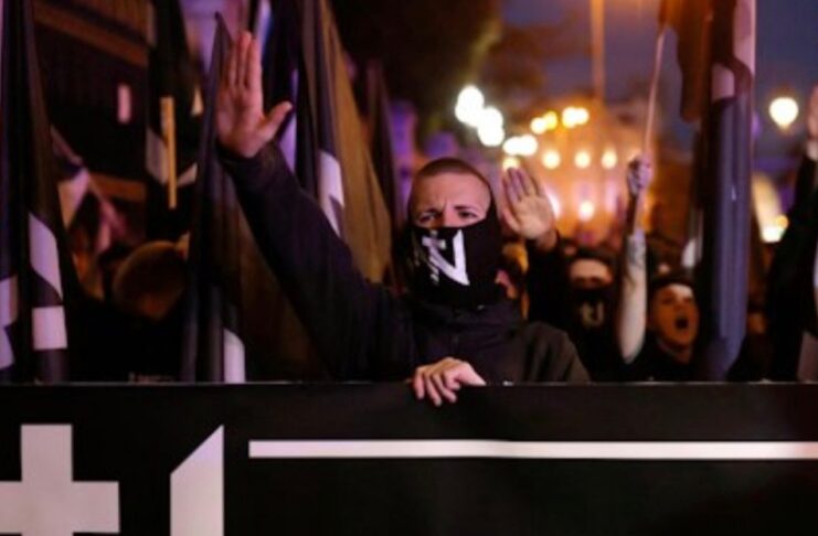Núcleo Nacional: la extrema derecha que busca abrirse espacio en una España inconforme Integrantes de Núcleo Nacional realizan el saludo nazi durante una concentración de extrema derecha en Madrid.