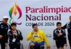 La Paralimpiada Nacional reúne a más de 2,900 deportistas y muestra el talento de México Tres deportistas con medallas, dos de ellos en silla de ruedas, posan junto a dos acompañantes frente al cartel de la Paralimpiada Nacional CONADE 2026.