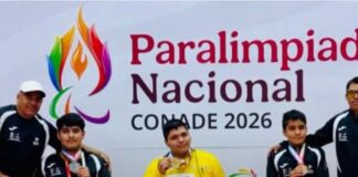 La Paralimpiada Nacional reúne a más de 2,900 deportistas y muestra el talento de México Tres deportistas con medallas, dos de ellos en silla de ruedas, posan junto a dos acompañantes frente al cartel de la Paralimpiada Nacional CONADE 2026.
