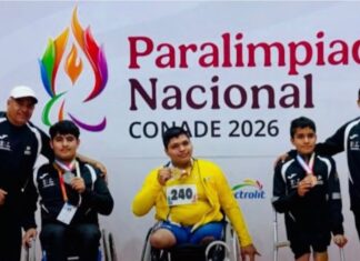 La Paralimpiada Nacional reúne a más de 2,900 deportistas y muestra el talento de México Tres deportistas con medallas, dos de ellos en silla de ruedas, posan junto a dos acompañantes frente al cartel de la Paralimpiada Nacional CONADE 2026.