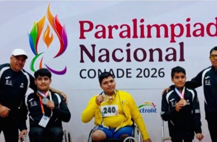 La Paralimpiada Nacional reúne a más de 2,900 deportistas y muestra el talento de México Tres deportistas con medallas, dos de ellos en silla de ruedas, posan junto a dos acompañantes frente al cartel de la Paralimpiada Nacional CONADE 2026.