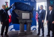 Querétaro: cooperación policial extranjera no cuenta con autorización federal Ronald Johnson y Mauricio Kuri descubren una placa junto a un funcionario, con las banderas de México y Estados Unidos al fondo.