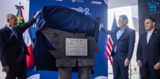 Querétaro: cooperación policial extranjera no cuenta con autorización federal Ronald Johnson y Mauricio Kuri descubren una placa junto a un funcionario, con las banderas de México y Estados Unidos al fondo.