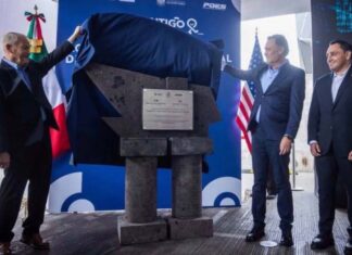 Querétaro: cooperación policial extranjera no cuenta con autorización federal Ronald Johnson y Mauricio Kuri descubren una placa junto a un funcionario, con las banderas de México y Estados Unidos al fondo.