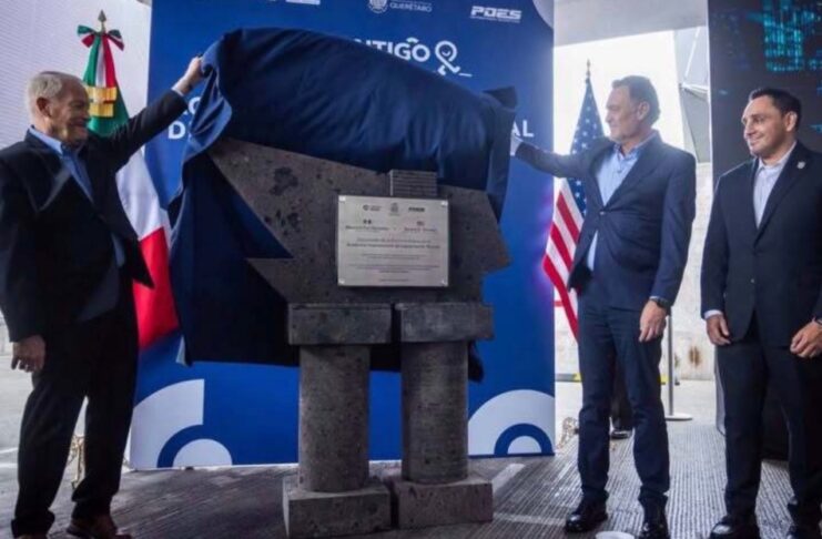 Querétaro: cooperación policial extranjera no cuenta con autorización federal Ronald Johnson y Mauricio Kuri descubren una placa junto a un funcionario, con las banderas de México y Estados Unidos al fondo.