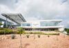 Universidades estadounidenses en México: el origen no garantiza la calidad Edificio universitario de fachada blanca y grandes ventanales, con una estructura metálica y jardines de plantas de zonas áridas.