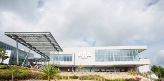 Universidades estadounidenses en México: el origen no garantiza la calidad Edificio universitario de fachada blanca y grandes ventanales, con una estructura metálica y jardines de plantas de zonas áridas.
