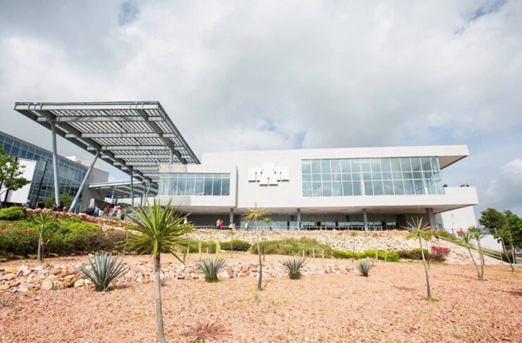 Universidades estadounidenses en México: el origen no garantiza la calidad Edificio universitario de fachada blanca y grandes ventanales, con una estructura metálica y jardines de plantas de zonas áridas.
