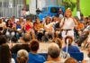 Tatiana busca cambiar la decisión de Morena en Nuevo León; sus cuestionamientos reciben respuesta Tatiana Clouthier, vestida de blanco, habla con un micrófono ante un grupo de personas sentadas en un espacio al aire libre.