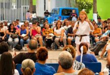 Tatiana busca cambiar la decisión de Morena en Nuevo León; sus cuestionamientos reciben respuesta Tatiana Clouthier, vestida de blanco, habla con un micrófono ante un grupo de personas sentadas en un espacio al aire libre.
