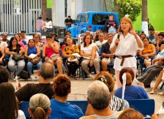 Tatiana busca cambiar la decisión de Morena en Nuevo León; sus cuestionamientos reciben respuesta Tatiana Clouthier, vestida de blanco, habla con un micrófono ante un grupo de personas sentadas en un espacio al aire libre.