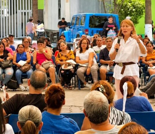 Tatiana busca cambiar la decisión de Morena en Nuevo León; sus cuestionamientos reciben respuesta Tatiana Clouthier, vestida de blanco, habla con un micrófono ante un grupo de personas sentadas en un espacio al aire libre.