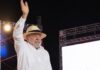 Lula gana la presidencia y mantiene abierto el rumbo latinoamericano para la izquierda Lula, con camisa blanca y sombrero de paja, levanta una mano para saludar desde un escenario nocturno.