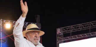Lula gana la presidencia y mantiene abierto el rumbo latinoamericano para la izquierda Lula, con camisa blanca y sombrero de paja, levanta una mano para saludar desde un escenario nocturno.