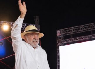 Lula gana la presidencia y mantiene abierto el rumbo latinoamericano para la izquierda Lula, con camisa blanca y sombrero de paja, levanta una mano para saludar desde un escenario nocturno.