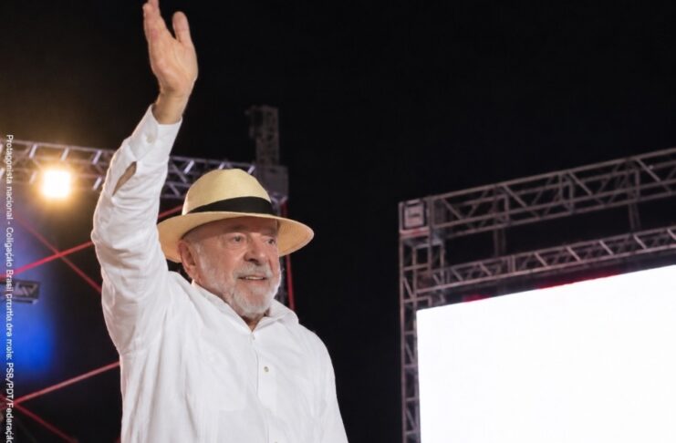Lula gana la presidencia y mantiene abierto el rumbo latinoamericano para la izquierda Lula, con camisa blanca y sombrero de paja, levanta una mano para saludar desde un escenario nocturno.