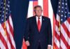 Donald Trump descalifica a Noruega por no otorgarle el premio Nobel de la Paz Donald Trump, con traje oscuro y corbata roja, frente a varias banderas de Estados Unidos.
