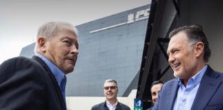 Kuri descarta ruptura con la Federación pero asegura que la academia policial continuará Ronald Johnson, a la izquierda, y Mauricio Kuri, a la derecha, conversan frente al complejo de seguridad Rhino en Querétaro.