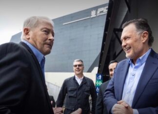 Kuri descarta ruptura con la Federación pero asegura que la academia policial continuará Ronald Johnson, a la izquierda, y Mauricio Kuri, a la derecha, conversan frente al complejo de seguridad Rhino en Querétaro.